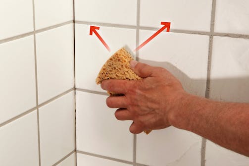 Pyyhi ylimääräinen saumalaasti laattojen saumoista Pyyhi ylimääräinen saumalaasti laattojen saumoista